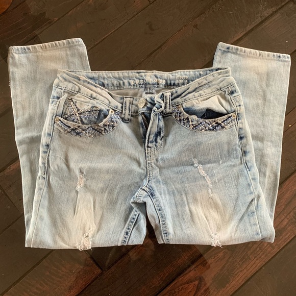 Almost Famous Light Wash Cropped Jeans - Picture 3 of 5